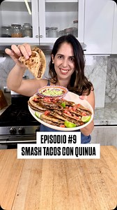 Episodio 9 de 100 formas de preparar quinua, 🌮 smash tacos con carne, queso y quinua son una bomba de sabor y una forma diferente de comer saludable sin sacrificar lo rico. Perfectos para almorzar, cenar o guardar y recalentar cuando no tienes tiempo. RECETA: smash tacos con quinua y queso Ingredientes (para 8 tacos): • 1/2 kilo de carne molida • 2 tazas de quinua cocida • 1 taza de queso mozzarella rallado • 1 cdta de sal • 1/2 cdta de pimienta • 1/2 cdta de comino • 1/2 cdta de paprika • 1/2 