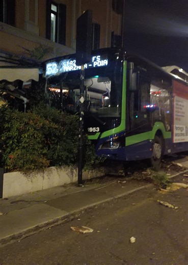 L'Arena: il giornale di Verona on Instagram: "Bus Atv si schianta sul plateatico della Bottiglieria Corsini. La direttrice Giorgia Piemonte: «Una fortuna che non ci fosse nessuno»"