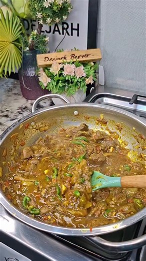 KHADIJA SANI on Instagram: "Har yanzu baki shiga Ramadan Cooking Class dina ba? To bari in faďa miki gaskiya wallahi - babu irin wannan class din! Ba girki kadai ba ne.. Snacks kala-kala - Drinks ‣ Sauces Spices Komai-komai da ake bukata a Ramadan Idan nace komai, komai nake nufi wallahi! Girke-girke 45 Snacks 20+ Duka akan N10,000 kawai Wallahi idan ba Deejarh Berver ba, wa zai miki haka? Ki yi sauri kiyi register yanzu akan N10k Domin zai koma N20k nan ba da jimawa ba! DM / WhatsApp / Call: 09