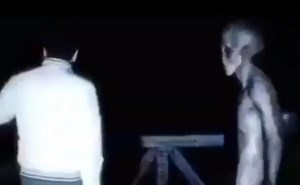 Viralizan video de un hombre “hablando” con un alien