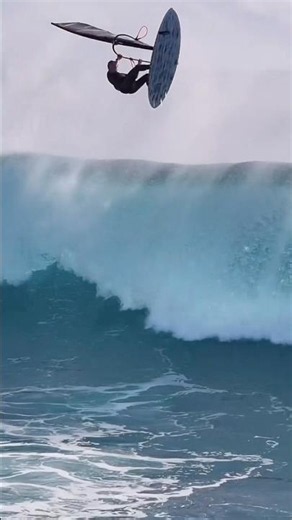 BAPTISTE CLOAREC FAZ UM VOO INCRÍVEL DE WINDSURF REGISTRADO POR PAUL VAN BELLEN
