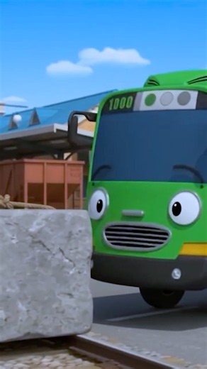 Menemukan Bus Rogi dan Kereta Diesel Dalam Air Warna Warni #tayolittlebus #rogi #thomasandfriends
