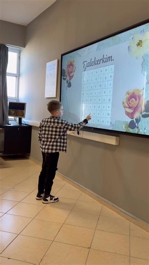 📚💻🌱 Dituri në mënyrë digjitale! Sot nxënësit e klasës 3-B zhvilluan një orë digjitale diturie nën kujdesin e mësueses E. Elezi. 👩‍🏫✨ Tema ishte “Pjesët e bimës”, të cilën fëmijët e eksploruan përmes materialeve interaktive, videove dhe ushtrimeve online. 🌼🔎 Teknologjia dhe shkenca bashkohen për të krijuar mësim të gjallë, të qartë dhe motivues! | Shkolla 9-vjecare "E RE"