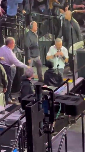 Mortifying moment Bruce Springsteen leaves fawning Chris Christie hanging in brutal 'snub' at concer