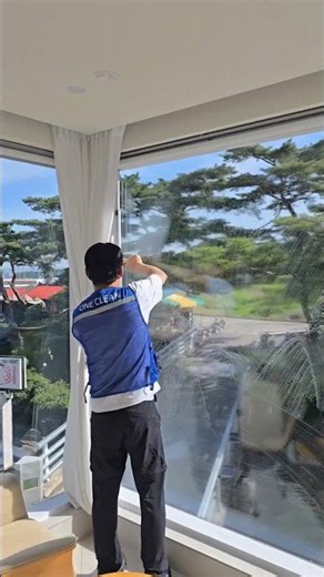 대형 스퀴지를 이용해 넓은 유리창도 깔끔하게! 물자국 없이 선명한 결과, 원클린 유리창 청소 현장입니다. #유리창청소 #원클린 #스퀴지청소 #외창청소 #청소업체