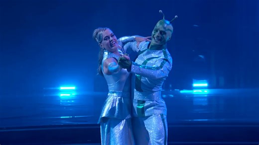 Elaine Hendrix and pro Alan Bersten perform a Quickstep to “Space Mountain” by Michael Giacchino from the “Space Mountain” ride. #DisneyNight #DWTS | Dancing with the Stars