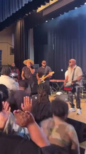 The glory dropped heaven at @livingstonecollege tonight!!Several moments I felt like just prophesying and speaking the word of the lord!! Thank you for having me. I'll see you guys next year!!🙌🏾💨💨💨 | Deitrick Haddon