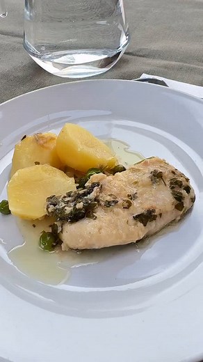 Merluza en salsa verde con guisantes y patatas cocidas ¡Una receta fácil y deliciosa que se prepara en menos de 30 minutos! ⏱️ Ingredientes: - Merluza - 100g de guisantes - Perejil fresco - 2 hojas de laurel - 3 dientes de ajo - Aceite de oliva - Harina para rebozar - 1/2 vaso de vino blanco - 1/2 vaso de agua - Patatas - Sal al gusto Elaboración: 1. Cocina las patatas con una hoja de laurel y sal hasta que estén blandas. Vierte el agua y reserva. 2. Reboza la merluza en harina. 3. En una cazuel