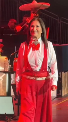 @anagabrieloficial en vivo desde el Acrisure Arena en Palm Desert, CA el 19 de Septiembre 2025 como parte de su gira “Claro De Luna Tour” #AnaGabriel #ClaroDeLuna #ClaroDeLunaTour #LunaDeAmerica | Ana Gabriel México Fans