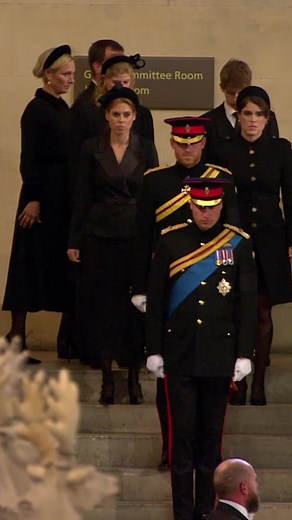 The Queen’s eight grandchildren hold vigil over her coffin 🤍 #QueenElizabethII #Queen #RoyalFamily #LyingInState #London #Vigil #PrinceWilliam #PrinceHarry