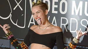 Miley Cyrus explota tras críticas por atrevida presentación