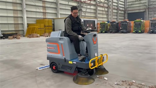 Luhuan 1300 Electric Mini Sweeper — compact yet powerful! Equipped with a rear mop system, it offers three-in-one cleaning:  Spray → 粒 Sweep → 什 Mop! Perfect for factories, communities, parking lots, and markets. #LuhuanVehicle #ElectricSweeper #FloorCleaning #SmartSanitation #MadeInChina #CleaningEquipment | Changyuan Yang | Facebook