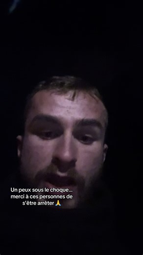 Petite histoire : Je roulais tranquillement est d’un coup une voiture en plein phare arriva devant moi ( plein phare led) et je me suis prit un trottoir pour finir dans un fossé assez profond…🥲.. Un énorme merci aux personne de s’être arrêter 🙏 EN MOTO PROTÉGER VOUS !!!! Sans équipement j’aurais probablement plusieurs membres endommagés 🥲
