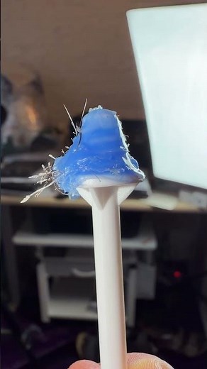 Nasenhaar-Waxing: das Ergebnis am Stiel