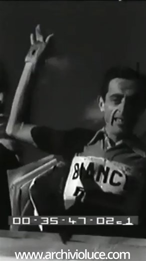🇬🇧 The Stelvio Pass is considered the mecca of cyclists: an iconic road that, throughout history, has seen many riders challenge themselves on its legendary climb. In this short video, taken from the historic archives of the Istituto Luce, you can watch a segment of the 36th Giro d’Italia, during the Bolzano–Bormio stage on June 1st, 1953, which was won by an absolute legend of cycling: Fausto Coppi. A fragment of history that reminds us how epic this mountain has always been. 🚵‍♂️✨ _________