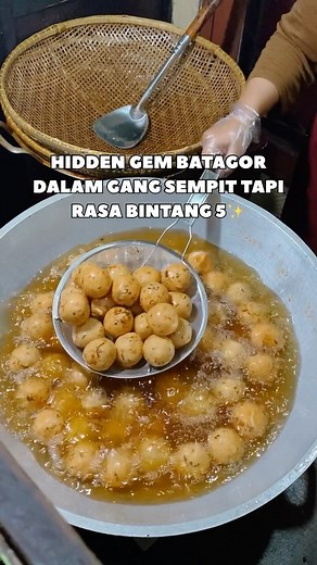 Calvin #GedeinPerut on Instagram: "2x kesini baru dapet Batagor yang katanya hidden gem di dalam gang, udah gitu bahan yang di pakai berkualitas semua tapi harganya cuman start dari 5ribuan aja! Batagor sultannya bahkan pakai tahu Yunyi yang legend di Bandung itu lohhh! Lokasi : Batagor Priyangan Jl. Sekeloa Sel. II No.15, Lebakgede, Kecamatan Coblong, Kota Bandung, Jawa Barat 40132 #gedeinperut #gedeinperutbandung #kulinerbandung #bandung #batagorbandung"