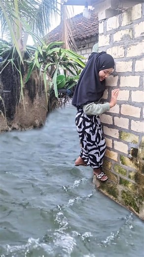 150K views · 806 reactions | Nekat banget #fyp #ai #editing #funny #cliff #sungai | Lia | Facebook