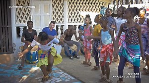 L’Awassa est une danse bushinenge. Depuis les années 80, afin de transmettre cette tradition, elle est enseignée à l’école et dans des associations. Lors des levées de deuils, des fêtes ou des manifestations culturelles, c’est dans ces moments-là que l’Awassa rassemble ! | C pas si loin