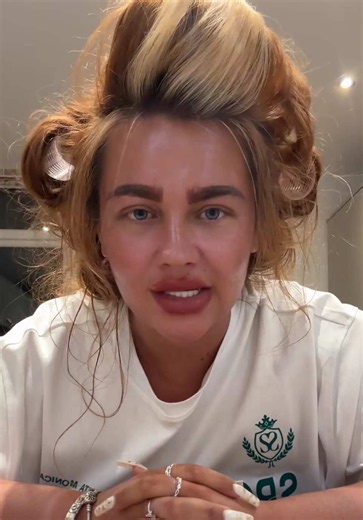 If you were in the live then you’ll have seen what went down- if I’m honest it was heartbreaking… to see yet another girl get targeted by Melissa, threatened and harrrassed😢 I left the live and we dealt with it. No children were shown, all covered up, do not dare play the card of posting pictures of your children. I’m not that malicious. however after careful thinking, no we won’t back down. No we won’t let you silence us again. No. This girl who you tried coming for tonight, she’s one of us. Y