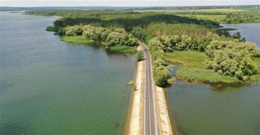 Россияне нанесли шесть ударов КАБами по дамбе на Печенежском водохранилище (видео)