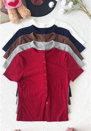 The Perfect Ribbed Basic Tee for Every Occasion