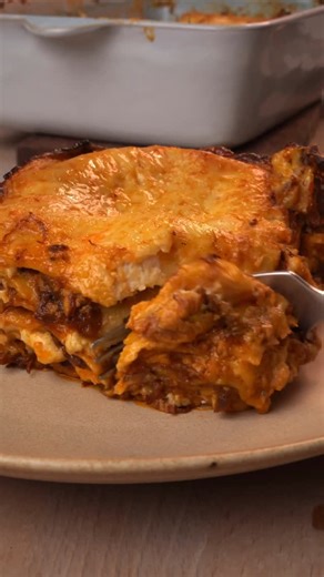 ari on Instagram: "Ein Winterdinner mit Freunden Anzeige | Ein Abend, der viel zu lange auf meiner Bock-It-List stand. ❄️🍝 Gutes Essen, gute Gespräche, meine liebsten Menschen am Tisch – genau das hab ich vermisst. 7 Stunden Ragù, ein voller Pastatisch, Winterstimmung pur… und ein Moment, der mich daran erinnert hat, warum ich Gastgebersein so liebe. Mit einem Häkchen abgehakt: Dinner mit Freunden. ✔️ Und dazu: Bitburger Winterbock – kräftig, rund, perfekt für diesen Abend. 🍺✨ Was würde auf eu