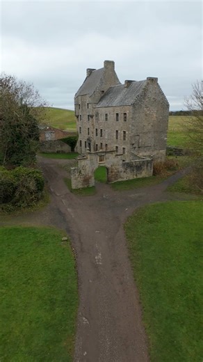 Midhope Castle in West Lothian - Lallybroch from Outlander 😊🏴󠁧󠁢󠁳󠁣󠁴󠁿 #castle #scotland #scottish #lallybroch #Outlander | Scotdrone