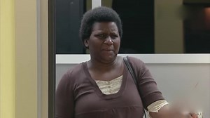 老外街头恶搞 上厕所掉进河里