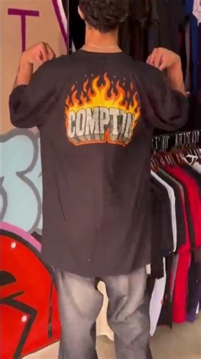 camiseta compton preta tag logo fogo flamejante