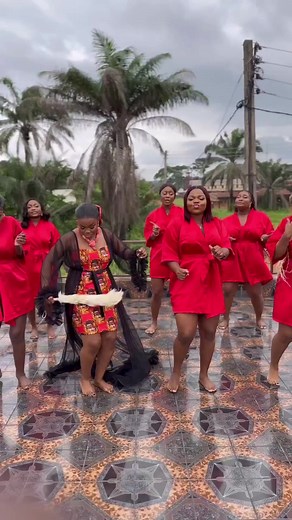 Beautiful bride and her girls @frannies_estilostore Credit @mud_fashionn #traditionalweddingng | Traditional Wedding NG