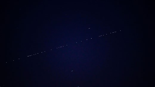 Dans le ciel belge, des trains de satellites surprennent les observateurs - RTBF Actus