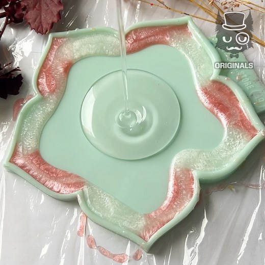 42K views · 462 reactions | Let's craft Beautiful Resin Pieces! 曆 | Simple | Facebook