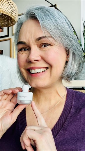 Lori Dawnolyn on Instagram: "Silver hair, don’t care. Thinning part? I did. A few taps and my hairline looks fuller—no chalk, no stickiness. HairMagic+ in Light Grey by @rumicosmetiques"