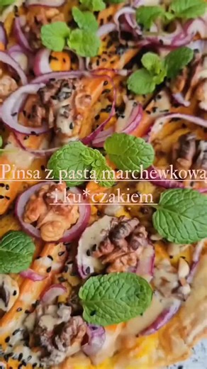 Hej, dziś zapraszam po przepis na przepyszna pinse w nietypowym zestawieniu smakowym z pastą z pieczonej marchewki, pieczonymi marchewkami, tahini, ku*czakiem Indian Curry, orzechami włoskimi, czerwoną cebulą i mięta. Muszę przyznać, że było to wspaniałe danie jak z najlepszej restauracji, a jego przygotowanie zajęło mi tylko kilka chwil. Bardzo polecam spróbować tego dania i skorzystać z tej inspiracji oraz życzę smacznego! 😊🍴 🍕Przepis na 2 duże porcje: 🍕2 pinsy 🍕1/2 czerwonej cebuli 🍕4-5