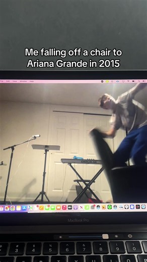 #arianagrande #arianator #dangerouswoman #oldvideo #2015 | people falling off chair