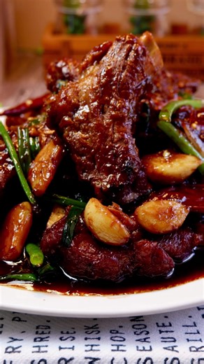 These super easy and delicious braised garlic ribs need just a few simple ingredients! Check out the full recipe on Spice N’ Pans YouTube channel. Happy cooking! #spicenpans #homecookedmeal #recipeoftheday #homechef #homecooks #homecooked #recipeshare #cooking #cookingram #cookingathome #foodie #foodpost #foodporn #foodpornsg #recipes #foodphotography #instafood #instafoods #instafoodie #instafoodlover #foodprnshare #cookingvideos #cookingvideo #homecooking #sgfooddiary #chineserecipes