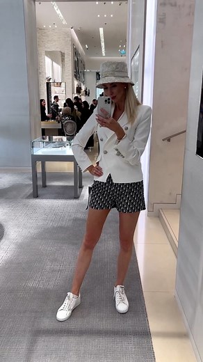 Inga Stumbriene on Instagram: "Kepurės “kubiliukai” stipriai laikosi mados viršūnėje. Iš tiesų, jos labai patogios ir lengvai derinamos prie įvairių rūbelių. Mane itin sužavėjo šios dvi iš naujausios Dior kolekcijos. O kaip jums, ar gražu? Kuri man labiau tinka, juoda ar balta? #uae #dubai #dubaimall #style #fashion #dior #diorhat #hat"