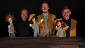 A puppet show on tour
