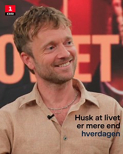 “Vi skal huske på, at livet er større end hverdagen, friværdien og tanken om samtalekøkken.” Laus Høybye er aktuel i musicalen Moulin Rouge, som er en verden fuld af erotik, mystik og fest. Noget, som vi kan blive inspireret af i vores eget liv. For livet er ikke kun hverdag og materielle ting. Det er også kærlighed og frihed. | Aftenshowet - DR