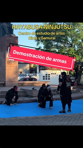 En este video de HAYABUSA NINJUTSU mostramos el uso de máscaras tradicionales de yokai, cada una representando una fuerza distinta. El Shura simboliza la furia del guerrero en combate. El Oni representa poder y determinación imparable. El Kitsune refleja astucia, espíritu y cambio. El Tengu encarna la disciplina marcial y la conexión con las artes guerreras más antiguas. También demostramos el uso de armas ninja. El ninjato, espada recta multiuso, el sansetsukon, un arma flexible de tres seccion