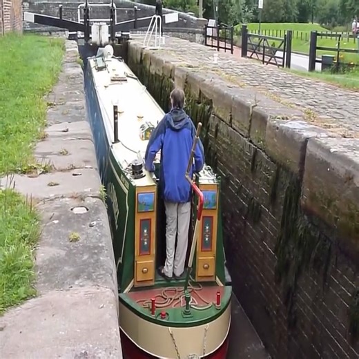36K views · 43 reactions | English Canal Narrowboat going through a Lock | Apple | Facebook