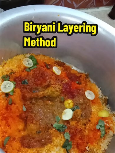 Karachi Biryani Layering Secret 🔥 | The Teh That Makes It Special The real magic of Karachi style biryani lies in its teh — the beautiful layering of rice, masala, and aromas that gives the biryani its signature color, fragrance, and unforgettable taste 😍🍲 Each layer adds depth of flavor, making every bite rich, aromatic, and perfectly balanced. Learn this simple layering method and bring the authentic Karachi biryani experience to your own kitchen 👩🏻‍🍳✨ Follow Chef Senorita for more easy 