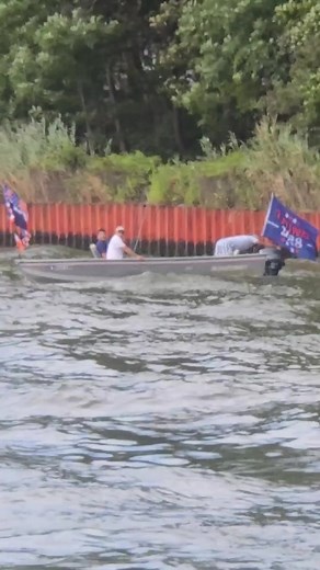 Queen Mary Avoids The Stranded Boaters In The Middle Of The Point Pleasant Canal | Forrest's Car Auto Reviews
