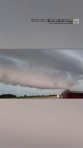 Reconnaissez-vous ce nuage? ☁ 👀 Spectaculaire, l’arcus prend la forme d’un immense rouleau qui avance dans le ciel. Il se forme quand l’air froid descend et repousse l’air chaud vers le haut. Signe que du temps violent approche… > Images prises en Ontario, mercredi #nuage #arcus #Ontario #meteoqc | MétéoMédia