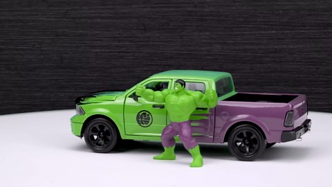 Jada Marvel 1:24 Dodge Ram 1500 Die-Cast Car & 2.75" Incredible Hulk Figure, Toys for Kids and Adults