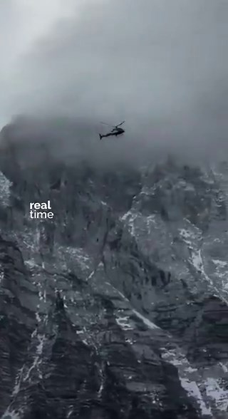 ESCÁNDALO EN EL EVEREST: La policía de Nepal ha imputado a 32 personas, entre ellas guías, operadores de helicópteros y directivos hospitalarios, por adulterar la comida de excursionistas con bicarbonato de sodio para provocar síntomas similares al mal de altura y forzar rescates en helicóptero, estafando 19,6M de dólares a aseguradoras, según el NY Post.