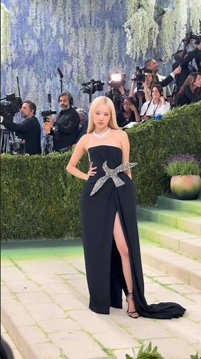 ROSÉ brings pure luxury to life at the MET GALA 2026.🦋🌸💘💖