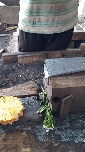 blacksmith's technique of cutting the tip of a ground cleaver #blacksmith #handmade #satisfying