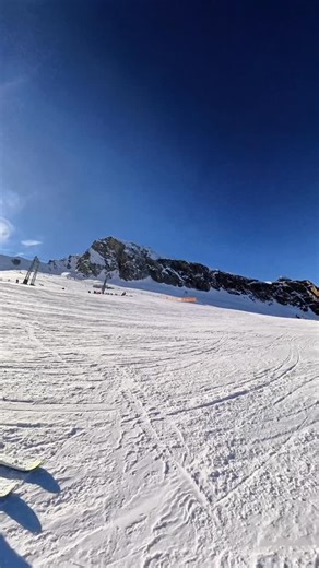 An intro to what courses we’re running this pre season explained wonderfully by mr @jamiemichaeldoyle We’ve got 120 students on the mountain right now ranging from Anwarter to PSIE to Landes all smashing it. Bring it on ☀️❄️🔥 | Ski Instructor Academy