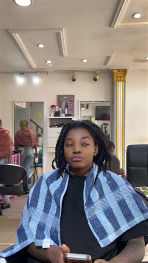 ✨ Transformation capillaire du jour ✨ Aujourd’hui, j’ai retiré les dreadlocks de ma petite sœur, puis je lui ai offert un soin capillaire profond pour nourrir et revitaliser ses cheveux. 💆🏾‍♀️🌿 Après ce moment de détente et de soin, place à une nouvelle coiffure : de belles cornrows bien propres et élégantes. 🔥 Des cheveux propres, hydratés, protégés et une coiffure qui met parfaitement sa beauté en valeur. ❤️ Prendre soin de ses cheveux, c’est investir dans leur santé et leur beauté sur le 